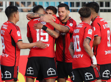 Futbolistas de Colo-Colo se abrazan y celebran un gol durante la temporada 2023.