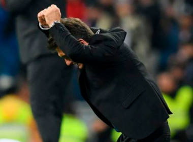 Guillermo Barros Schelotto con los puños celebra un logro en su rol de director técnico.