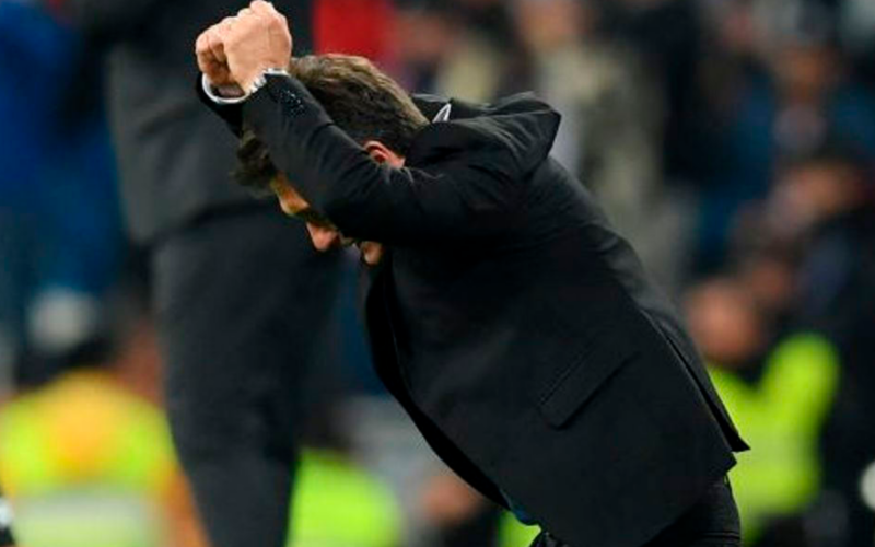 Guillermo Barros Schelotto con los puños celebra un logro en su rol de director técnico.