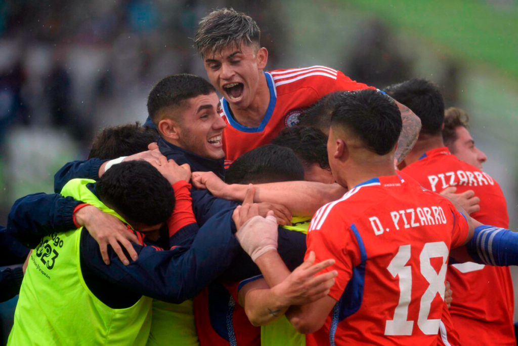 Selección Chilena Sub 23 celebra un gol y se abraza en plena participación durante los Juegos Panamericanos de Santiago 2023.