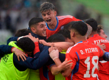 Selección Chilena Sub 23 celebra un gol y se abraza en plena participación durante los Juegos Panamericanos de Santiago 2023.
