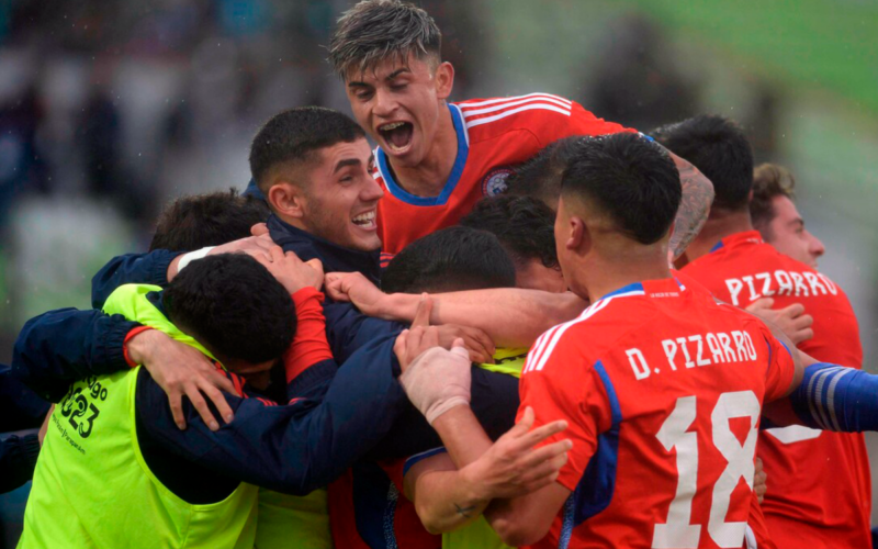 Selección Chilena Sub 23 celebra un gol y se abraza en plena participación durante los Juegos Panamericanos de Santiago 2023.