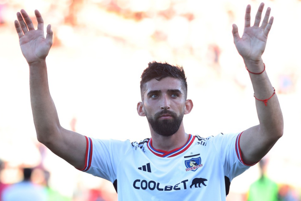 Emiliano Amor levanta sus manos y se despide de los hinchas de Colo-Colo tras el triunfo 1-0 sobre Curicó Unido en el cierre del Campeonato Nacional 2023.