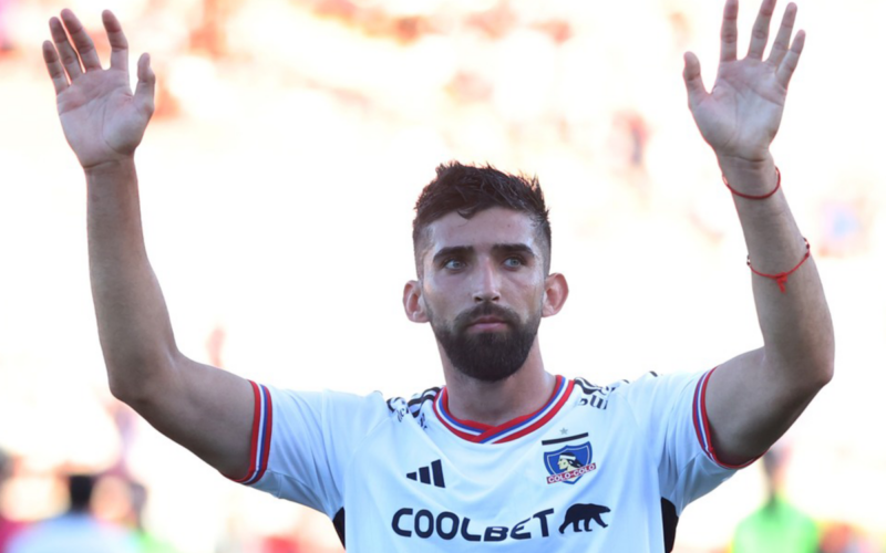 Emiliano Amor levanta sus manos y se despide de los hinchas de Colo-Colo tras el triunfo 1-0 sobre Curicó Unido en el cierre del Campeonato Nacional 2023.