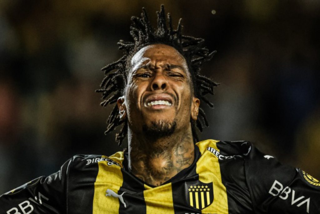 Abel Hernández con cara de lamento en pleno partido con la camiseta de Peñarol durante la temporada 2023.