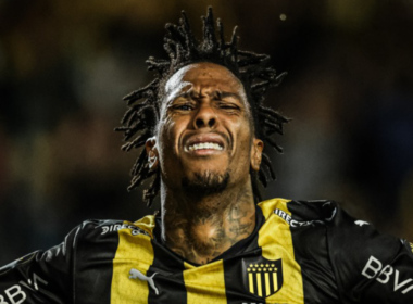 Abel Hernández con cara de lamento en pleno partido con la camiseta de Peñarol durante la temporada 2023.