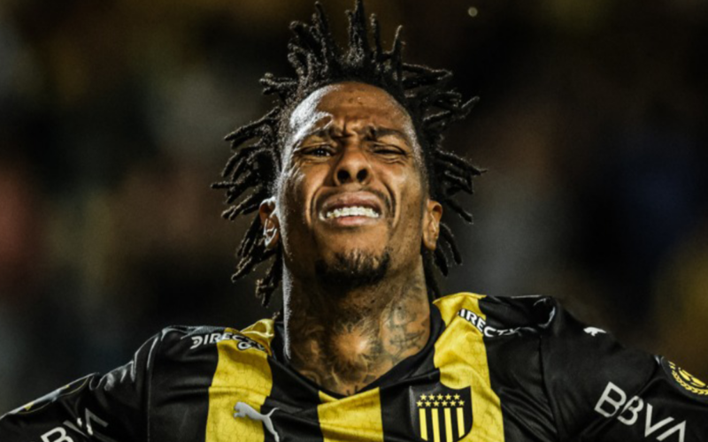 Abel Hernández con cara de lamento en pleno partido con la camiseta de Peñarol durante la temporada 2023.