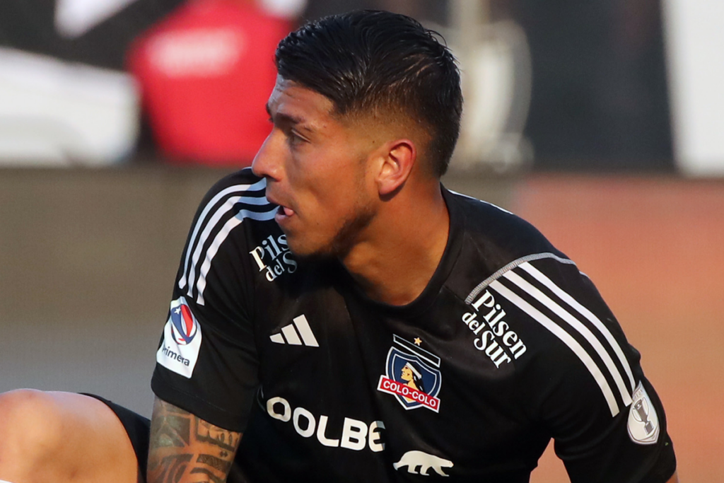 Braya Cortés con cara de concentración mientras defiende la camiseta de Colo-Colo durante la temporada 2023.