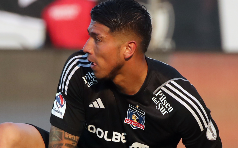 Braya Cortés con cara de concentración mientras defiende la camiseta de Colo-Colo durante la temporada 2023.
