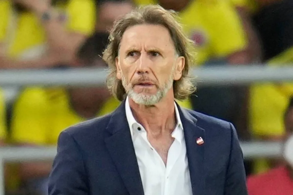 Ricardo Gareca con mirada seria.