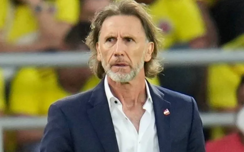 Ricardo Gareca con mirada seria.