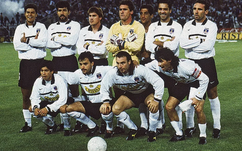 Equipo de Colo-Colo en los noventa posando para una foto.