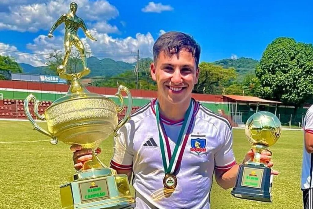Enzo Riquelme con dos trofeos en sus manos.