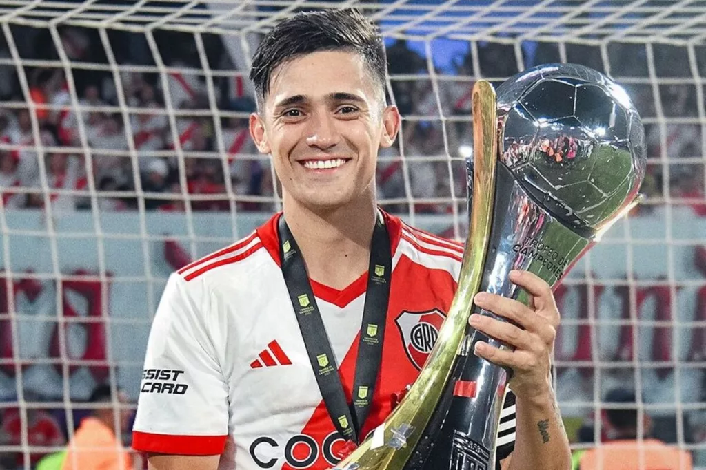 Pablo Solari sonriendo con una copa en sus manos.