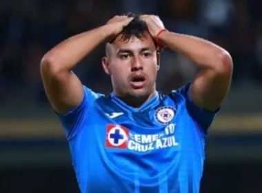 Iván Morales tomándose la cabeza mientras juega un partido por Cruz Azul.