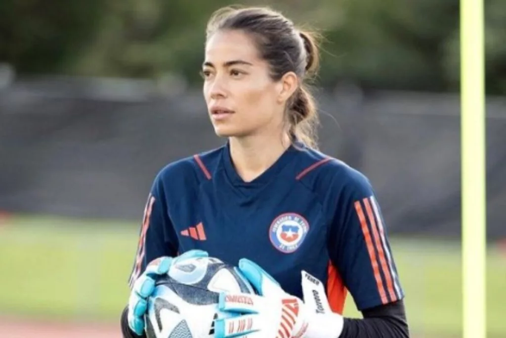 Ryann Torrero entrenando con la Selección Chilena Femenina.