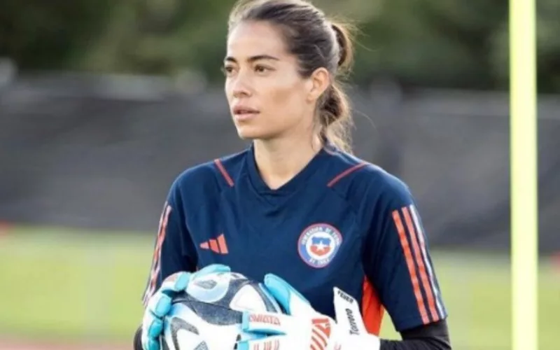 Ryann Torrero entrenando con la Selección Chilena Femenina.