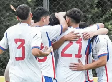 Jugadores de la Selección Chilena Sub 20 abrazándose celebrando un gol.