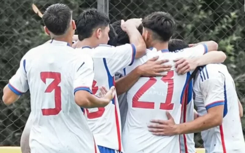 Jugadores de la Selección Chilena Sub 20 abrazándose celebrando un gol.