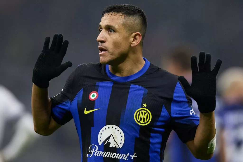 Alexis Sánchez con las manos en alto jugando por el Inter de Milán.