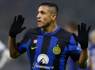 Alexis Sánchez con las manos en alto jugando por el Inter de Milán.