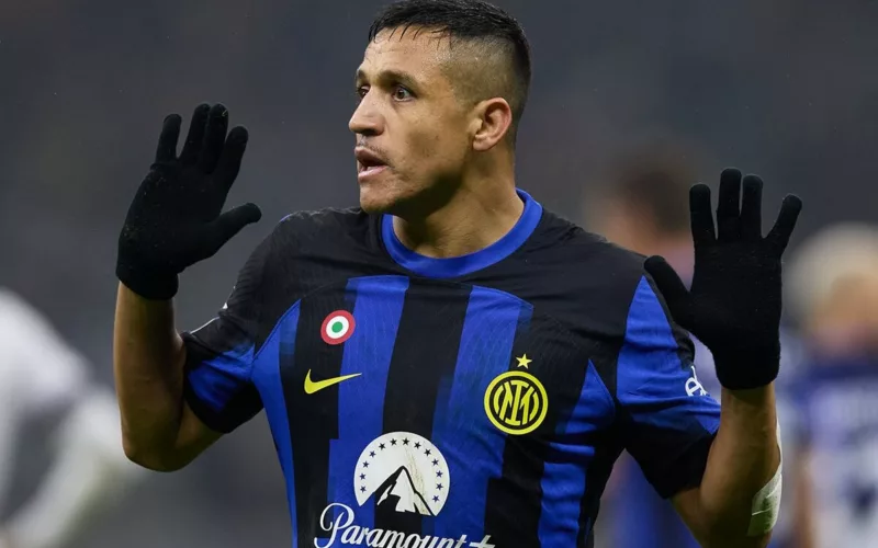 Alexis Sánchez con las manos en alto jugando por el Inter de Milán.