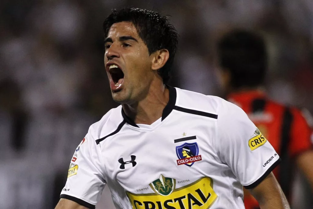 Julio Barroso celebrando un gol por Colo-Colo.