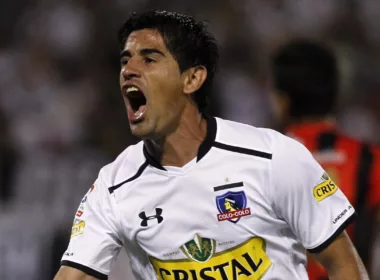 Julio Barroso celebrando un gol por Colo-Colo.