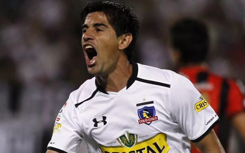 Julio Barroso celebrando un gol por Colo-Colo.