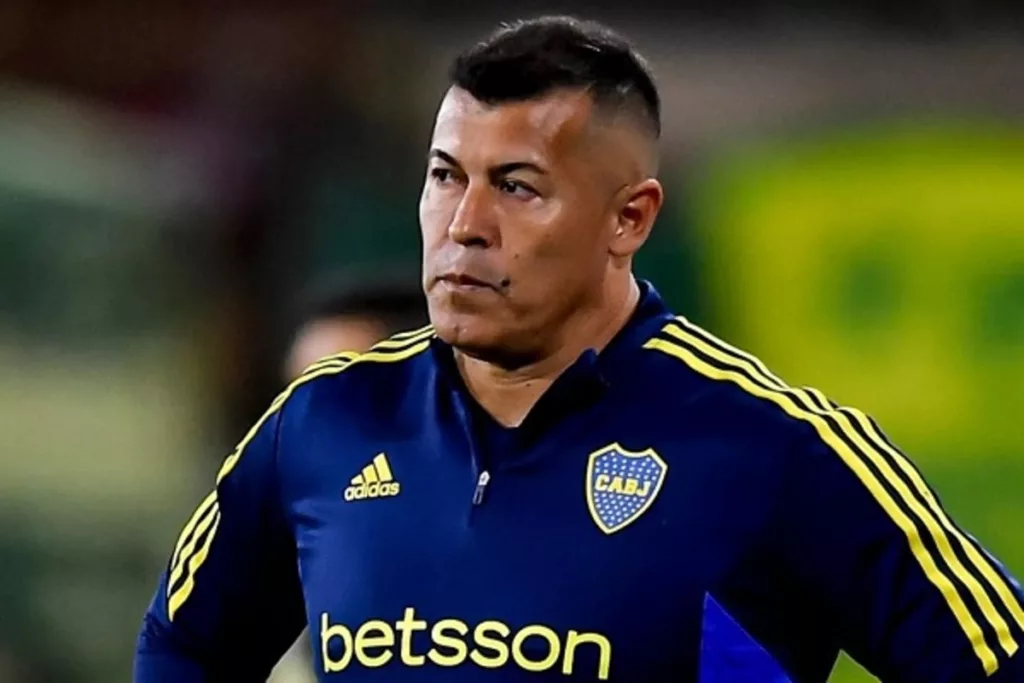 Jorge Almirón serio con indumentaria de Boca Juniors.