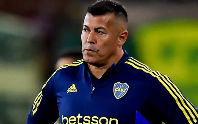 Jorge Almirón serio con indumentaria de Boca Juniors.