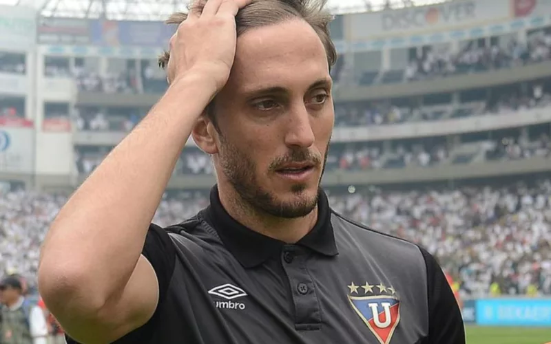Luis Zubeldía con una mano sobre su cabeza.