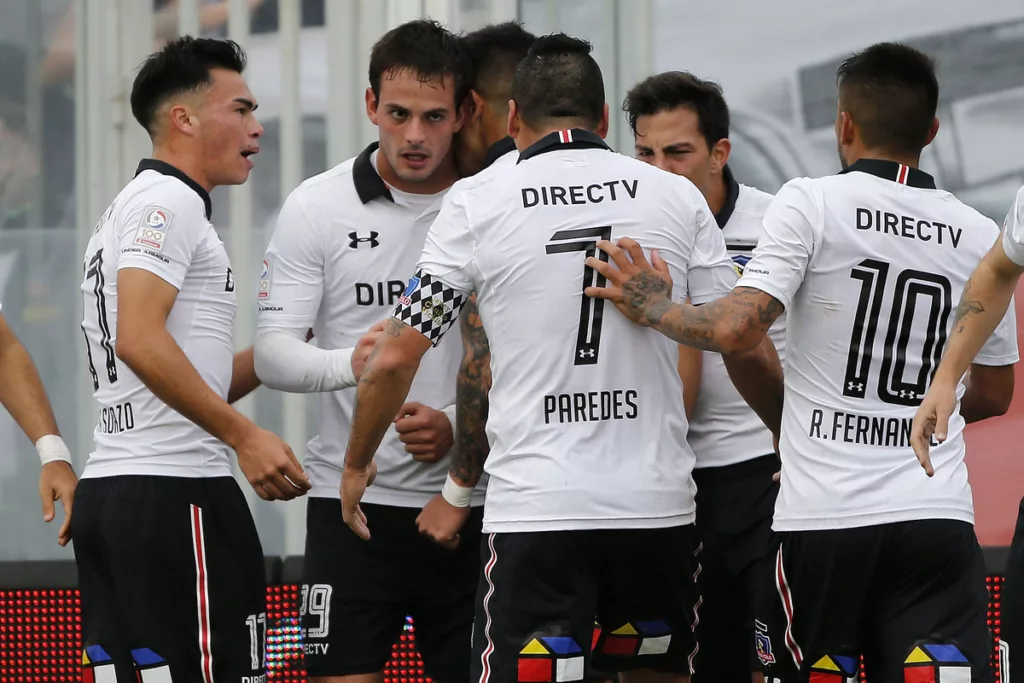 Jugadores de Colo-Colo celebrando un gol.