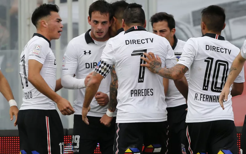 Jugadores de Colo-Colo celebrando un gol.