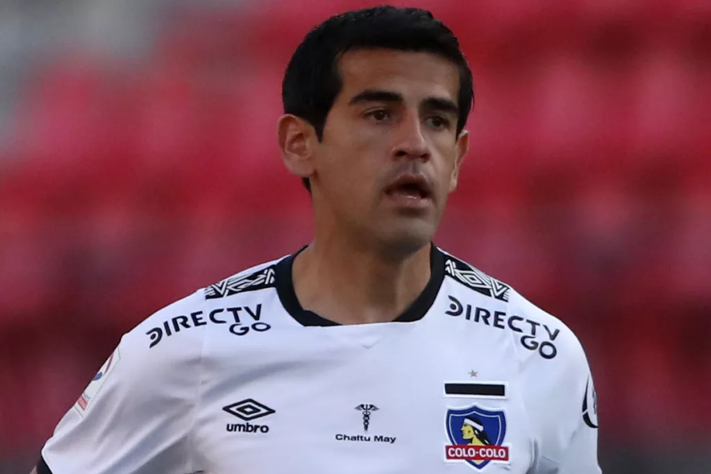 Julio Barroso disputando un partido por Colo-Colo.