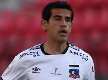 Julio Barroso disputando un partido por Colo-Colo.