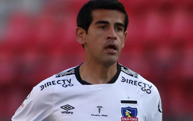 Julio Barroso disputando un partido por Colo-Colo.