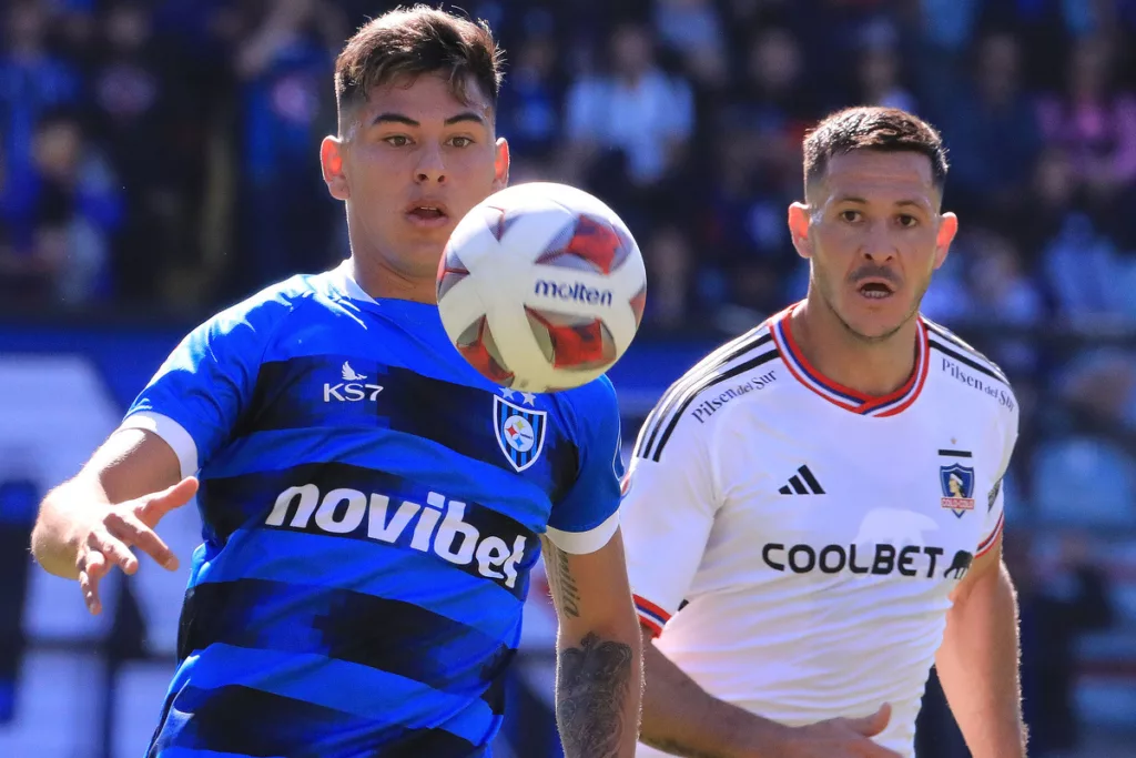 Maximiliano Rodríguez disputando un balón con Ramiro González.