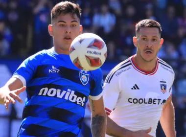 Maximiliano Rodríguez disputando un balón con Ramiro González.