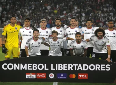Primer equipo de Colo-Colo sacándose la foto antes de un partido por Copa Libertadores.