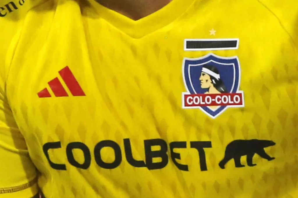 Camiseta amarilla de portero de Colo-Colo.