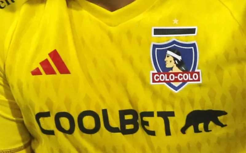 Camiseta amarilla de portero de Colo-Colo.