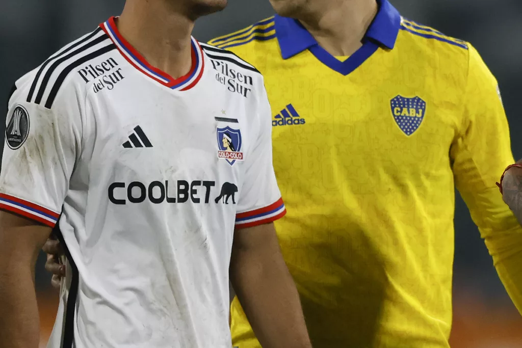 Camisetas de Colo-Colo y Boca Juniors.