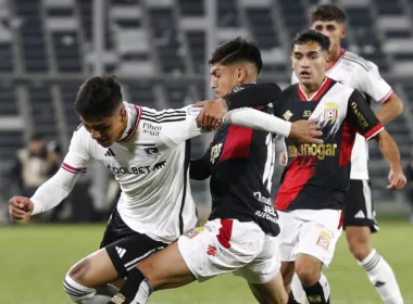 Damián Pizarro disputando una pelota con un rival en el duelo entre Colo-Colo y Curicó Unido.