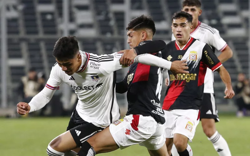 Damián Pizarro disputando una pelota con un rival en el duelo entre Colo-Colo y Curicó Unido.