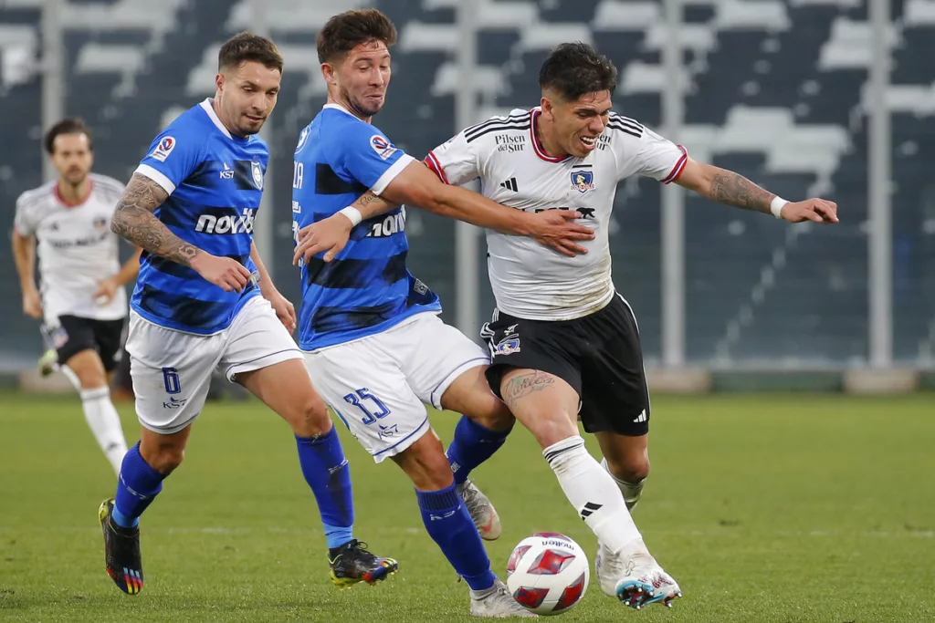 Felipe Loyola y Carlos Palacios disputando el balón en un partido entre Huachipato y Colo-Colo.