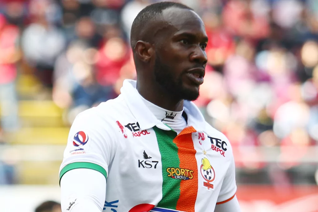 Cecilio Waterman con la camiseta de Cobresal.