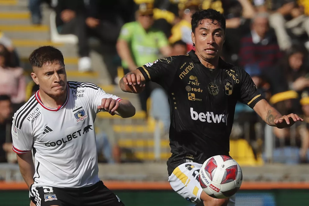 Leonardo Gil disputando un balón con Luciano Cabral.
