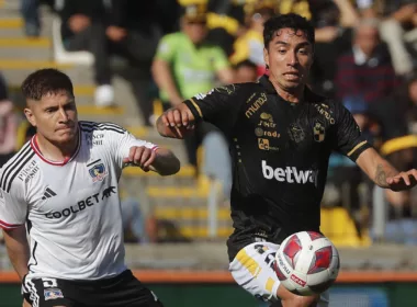 Leonardo Gil disputando un balón con Luciano Cabral.