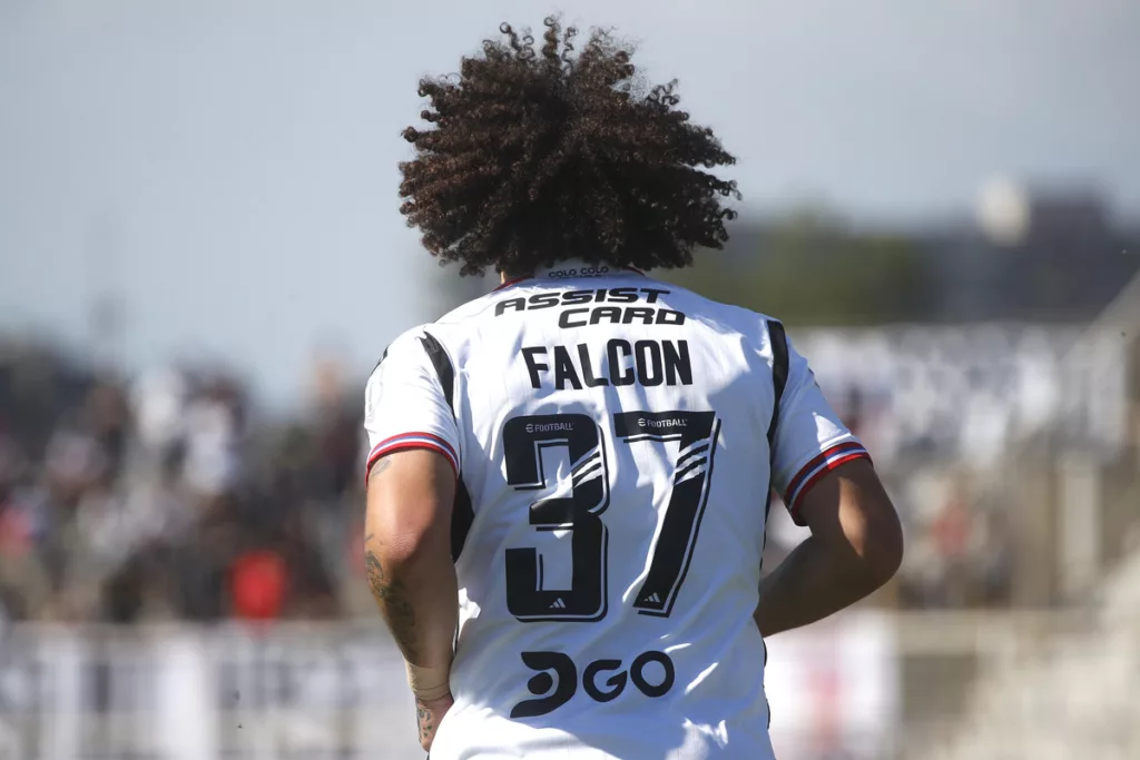 Maximiliano Falcón jugando un partido por Colo-Colo.